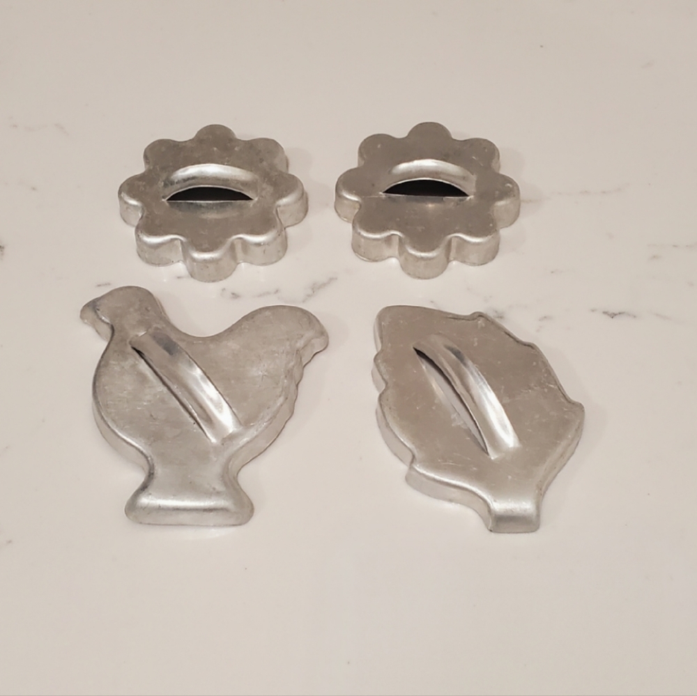 Vintage Tin/Metal Cookie Cutter Set Of 4 Cookie Cutouts With Handle - Picture 2 of 4